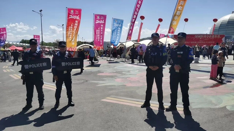 一身藏蓝辉映灼灼牡丹！河州又逢牡丹盛会，他们砺铁血英姿、护满园芳华 